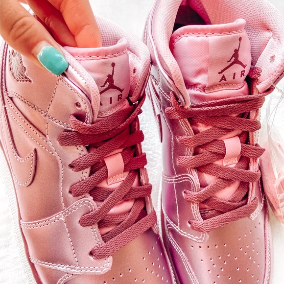 BRAND NEW AIR JORDAN 1 MIDS - Picture 5 of 8